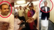 سياسيون باكستانيون يطردون من الطائرة من قبل الركاب الغاضبين