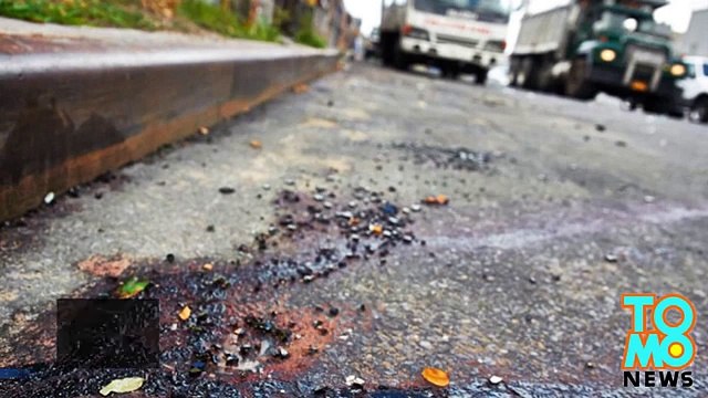 رجل يقطع رأسه بسلسلة معدنية