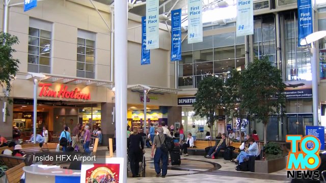 امرأة تتجاوز سلك المطار الشائك لإيقاف طائرة زوجها