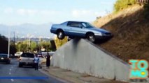 حادث سير مجنون في لوس أنجلس وسيارة تفقد التحكم وتنتهي متدلة من على جدار