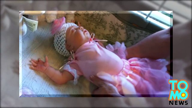 عمال الإنقاذ يكسرون نافذة لإنقاذ لعبة على شكل طفل من سيارة حارة