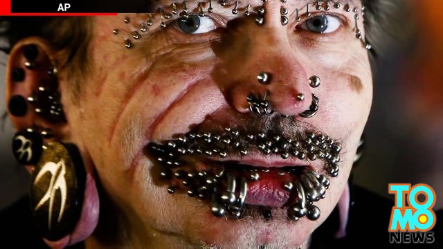 رولف باكهولز يوقفه أمن المطار في دبي بسبب مظهره الشيطاني