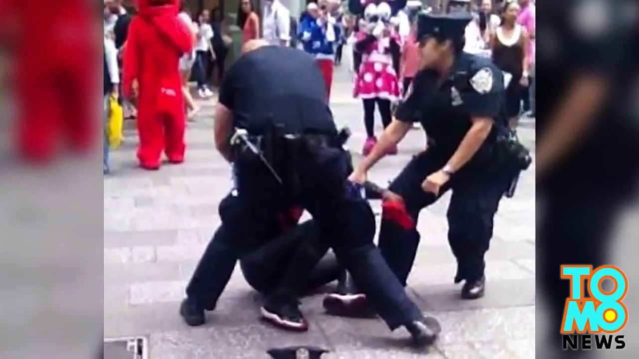 سبايدرمان يلكم شرطيا من نيويورك