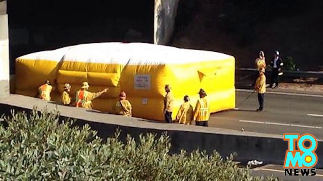 شخص يقفز على الطريقق السريع رقم5 ويوقف حركة السير في لوس أنجلس