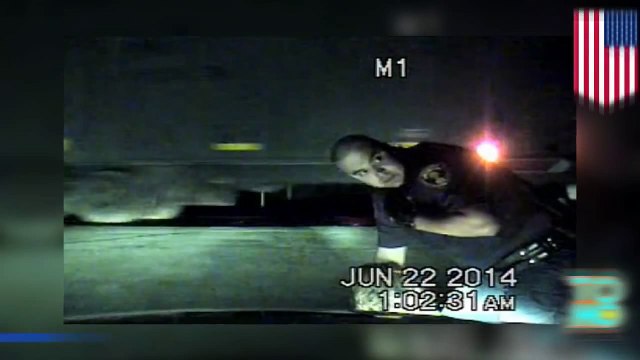 شرطي ينقذ سيدة من حادث قطار في آخر لحظة