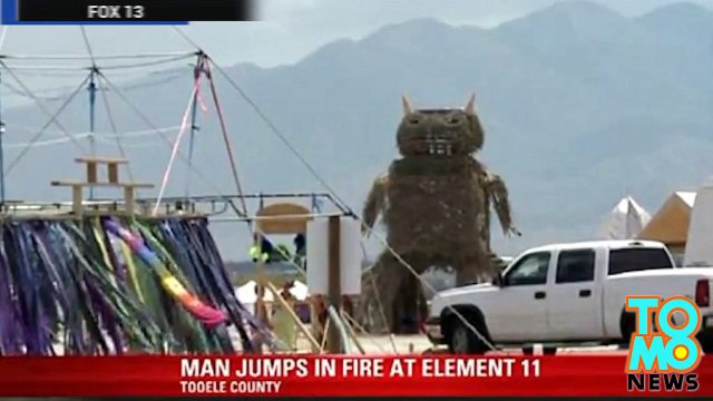 رجل يقدم على الإنتحار برمي تفسه في مجمع نار كبير