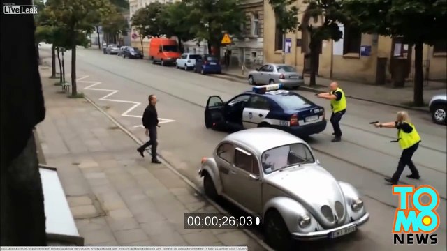 رجل أخرق كلف 15 رصاصة من شرطيان بولنديان