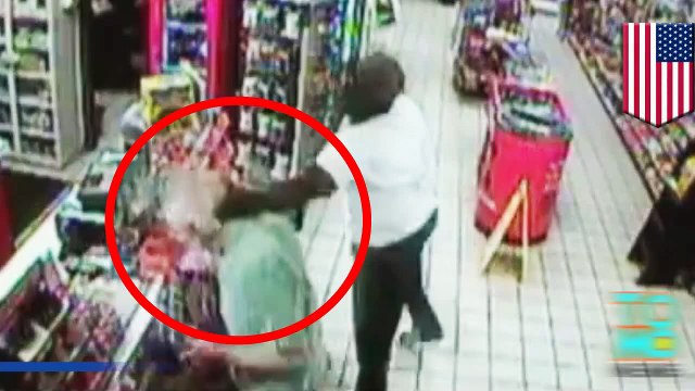 رجل يلكم جندي سابق في السابعة والسبعين من عمره