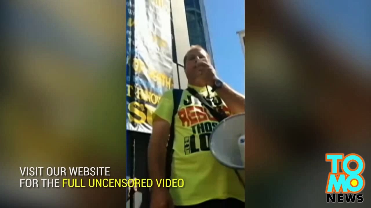 شرطي يضرب فتاة في التاسعة عشرة خلال مهرجان للشاذين جنسياً