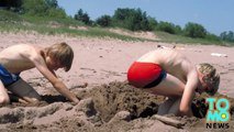 رجل يدفن في رمال الشاطئ و يموت خنقاً