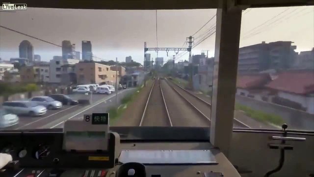 رجل يقفز يرتطم بقطار في محطة يوكاهوما