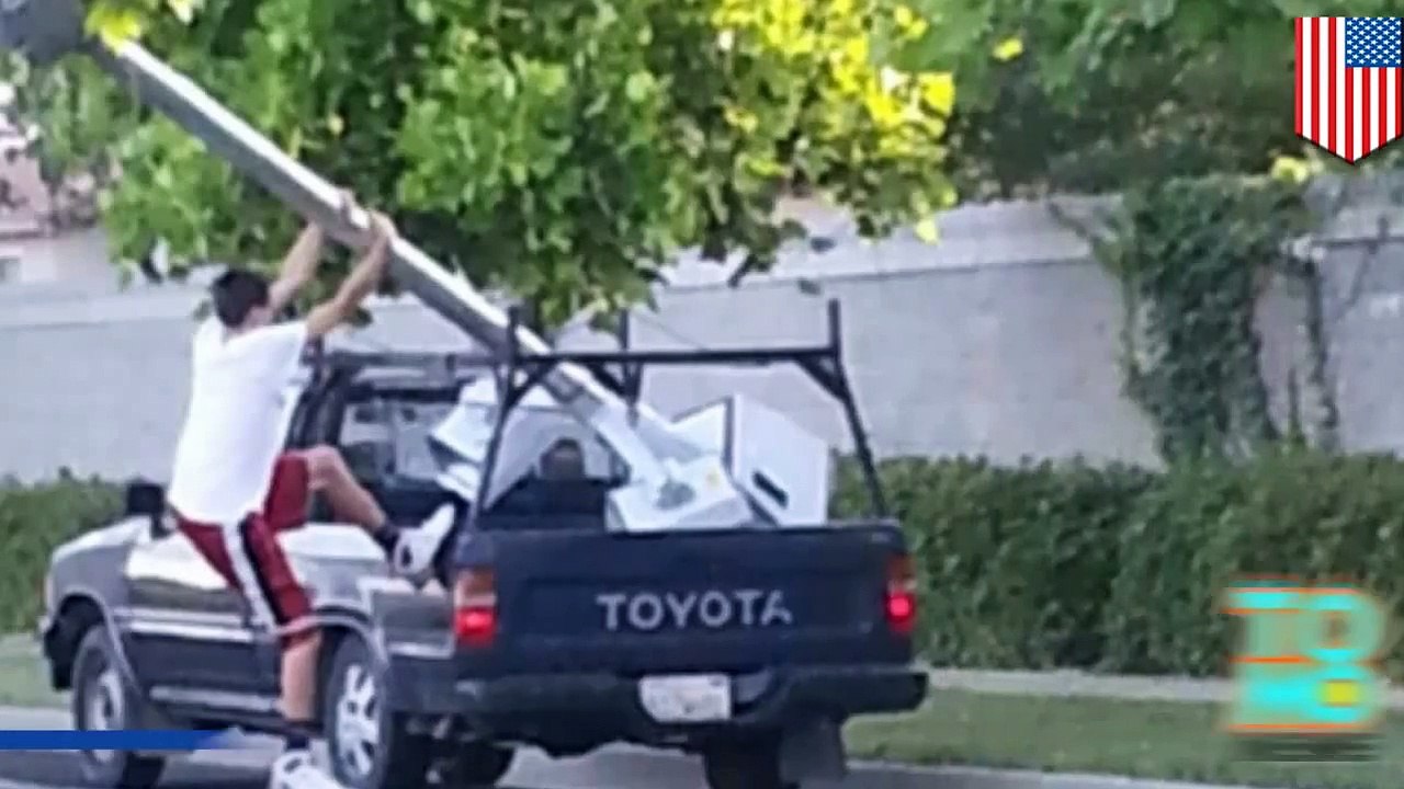 شاب يصدم كاميرا مراقبة الطريق بسيارته ويهرب