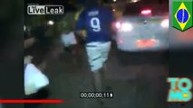 عنصرين من الشرطة البرازيلية يعتدون على رجل بالضرب
