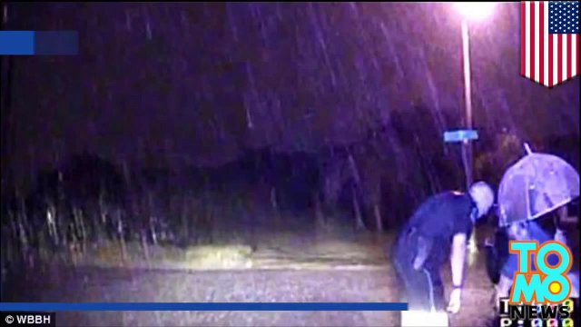 رجل مقعد يعلق في كرسيه المتحرك في عاصفة وينقذه شرطي من فورت مايرز من شرطة فلوريدا