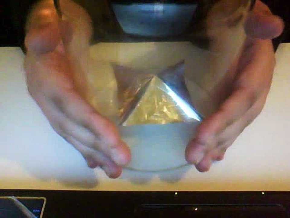 Télékinésie, rotation pyramide alu sous bocal