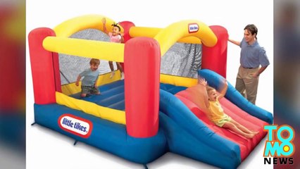 طفلين يتأذون بشدة بعد طيران قلعتهم المطاطية