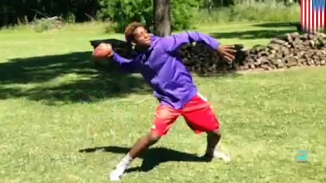 لاعب كرة قدم أمريكية يستطيع التقاط الكرة من تمريراته