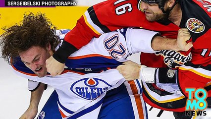 قرص الهوكي يسبب جرحاً بالغاً لأذن أحد اللاعبين على مرأى من المشجعين