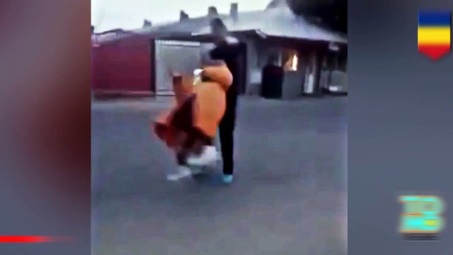 رجل روماني أخرق يأرجح سيدة عجوز لغاية المتعة والترفيه