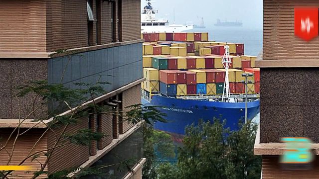 سفينة شحن تجنح في هونغ كونغ