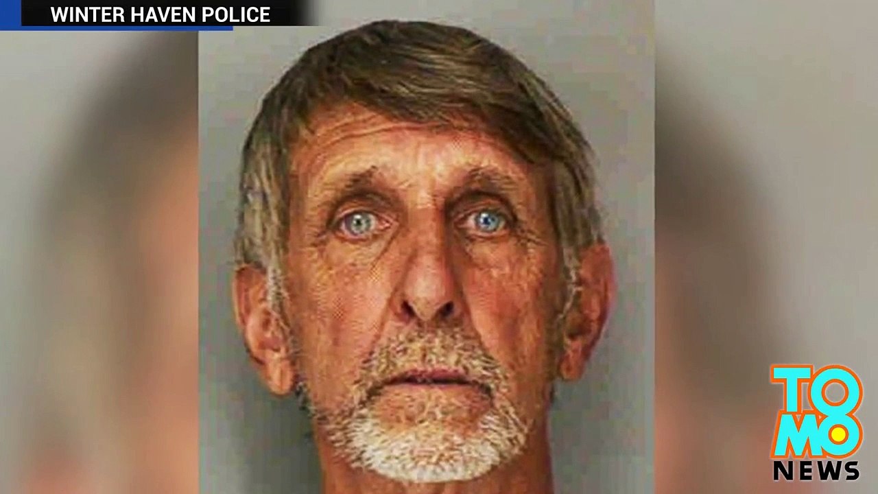 سائق يقوم بضرب امرأة على وجهها ويشتمها بكلمات عنصرية