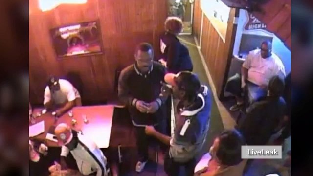 رجل أمن يخلّص مسلح مسدسه في سان باول