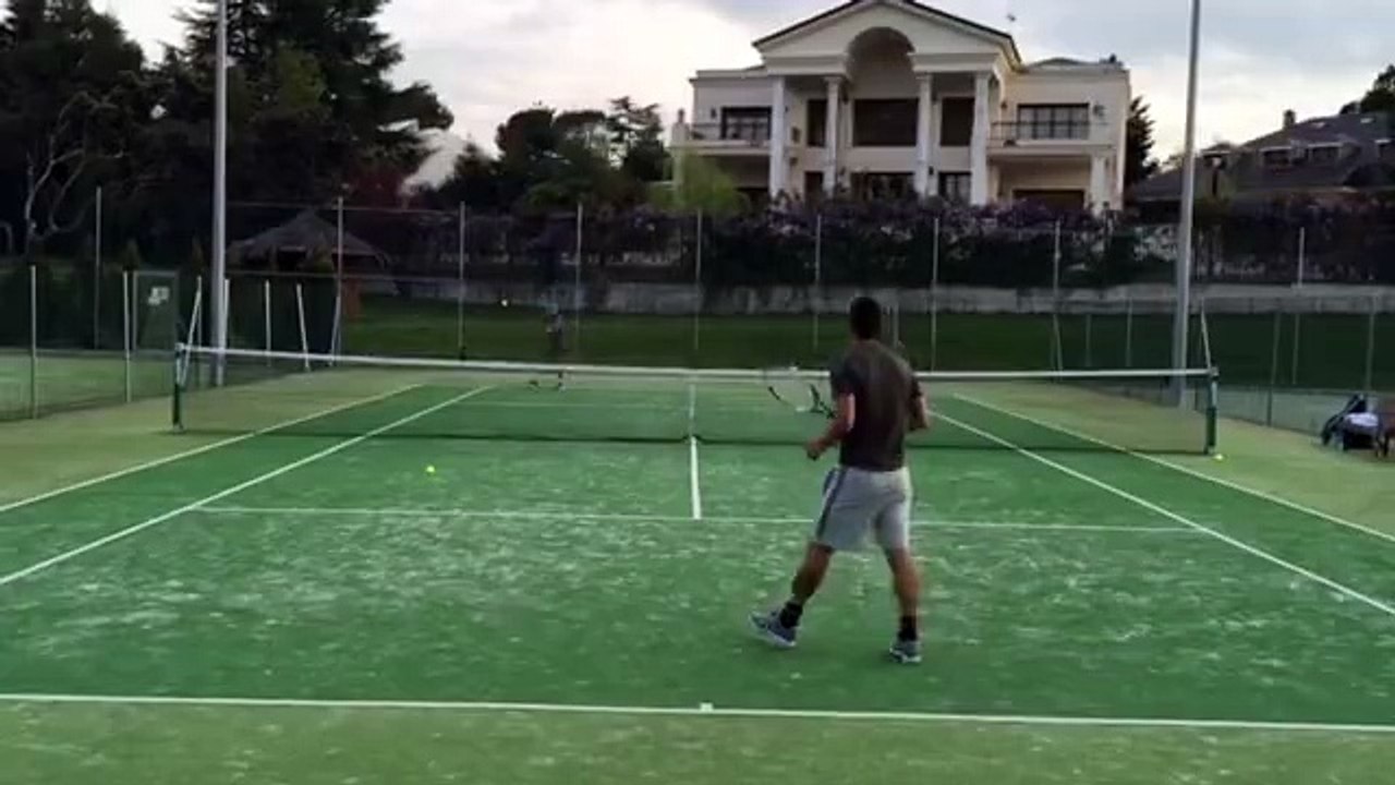 Real Madrid: James Rodríguez se divirtió jugando tenis (VIDEO)