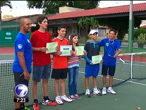 Jóvenes promesas del tenis recibieron reconocimiento por participación en la Copa del Café