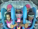 2 petites filles en panique sur un manège bien violent : slingshot ride