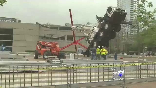 FAIL de la semaine : Un camion-grue tombe sur le Dallas Museum Of Art