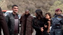 Kim Kardashian y Kanye West pasean en Armenia rodeados de paparazzi