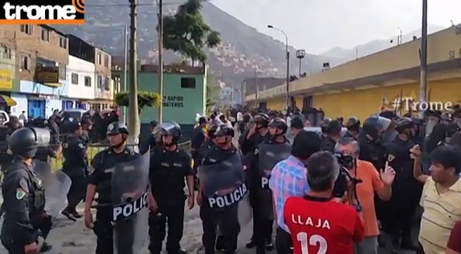 Yerbateros: Policía desaloja a 130 comerciantes de mercado
