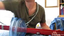 HACIENDO MUSICA CASERA CON BAJO ELABORADO CON UN GARRAFON DE PLASTICO UNA MADERA Y UNAS CUERDAS CON UNA DE LAS MEJORES PISTAS MUSICALES POR INTERPRETAR ABRIL 2015