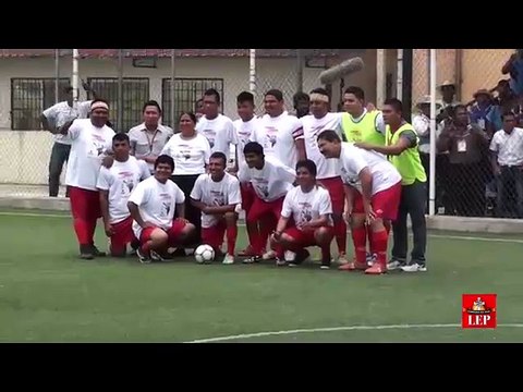 Evo Morales muestra sus dotes de fútbol en Panamá antes de la VII Cumbre de las Américas