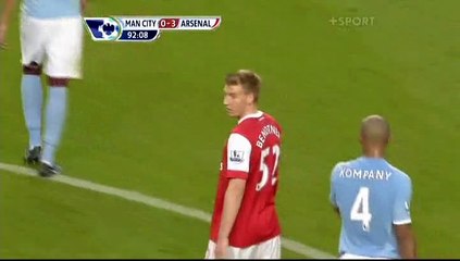 طقطقة لاعبين ارسنال بلاعبين المان سيتي 2010 .