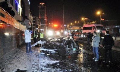 Lüks Otomobil Alev Topuna Döndü: 1 Ölü, 1 Yaralı