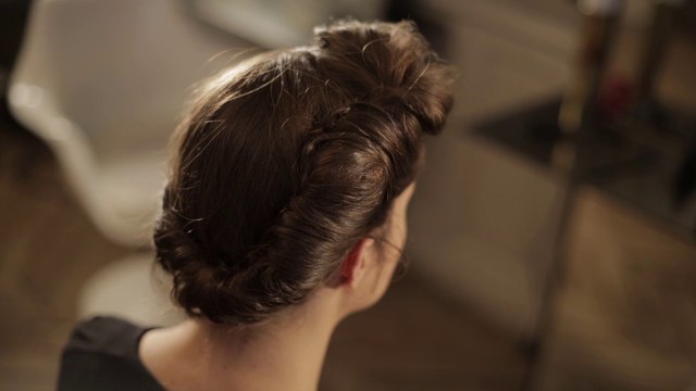Comment faire une coiffure années 50 ? - tuto coiffure