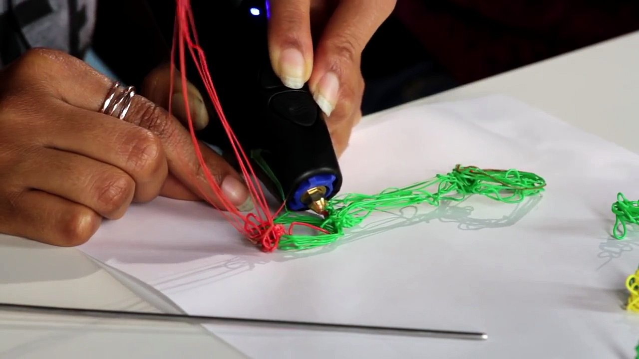 People Use A 3D Pen For The First Time