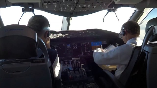 Boeing 787 Dreamliner cockpit - a stylish highlight seen in flight! By [AirClips]