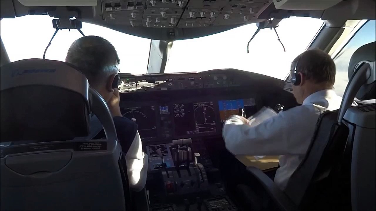 Boeing 787 Dreamliner cockpit - a stylish highlight seen in flight! By [AirClips]