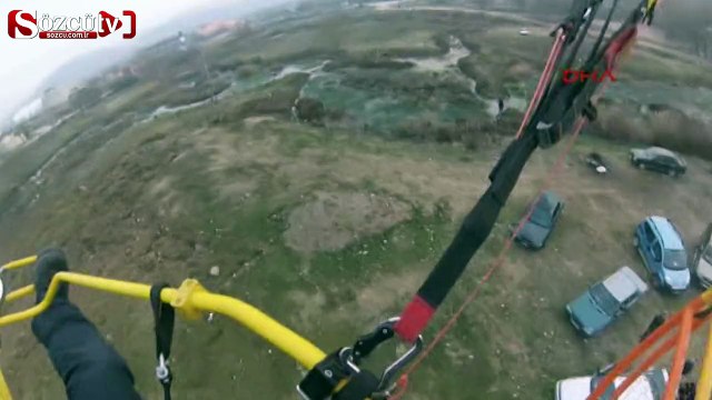 Paramotorla inerken otomobile böyle çarptı