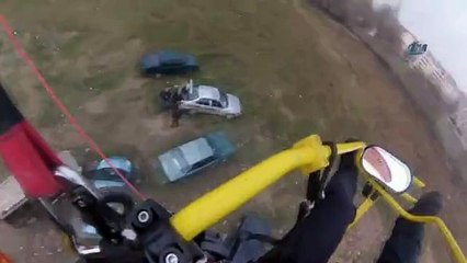 Kontrolü kaybedince otomobile iniş yaptı