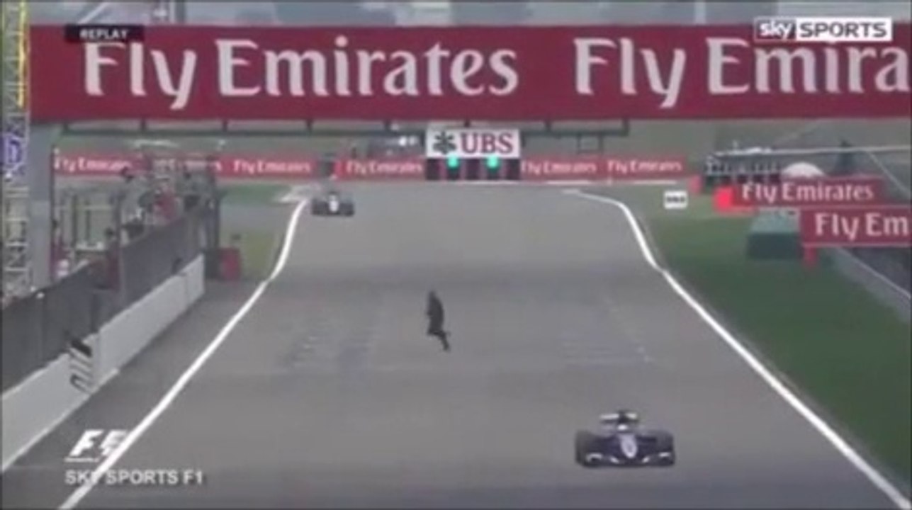 Shanghai - Formula 1, tifoso attraversa la pista per il box Ferrari