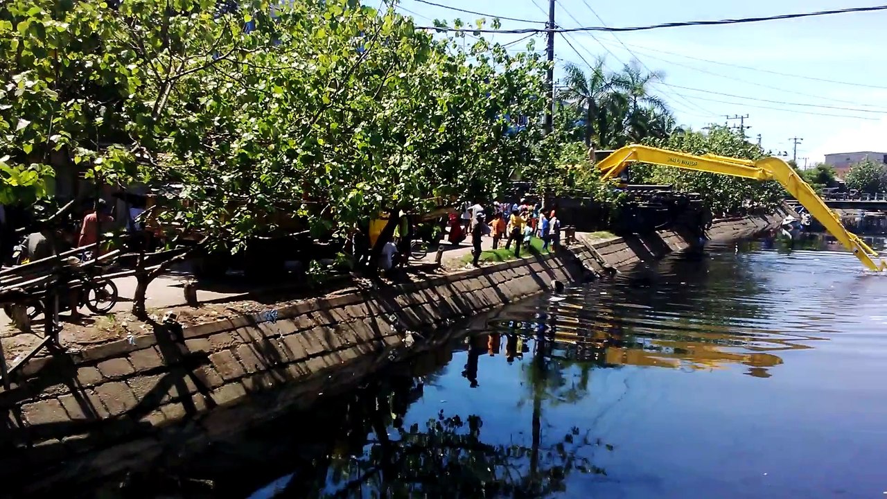 ULTRATREX FLOATING AMPHIBIOUS   EXCAVATOR SWAMP BACKHOE di MAKASSAR SULAWESI  (part 1)