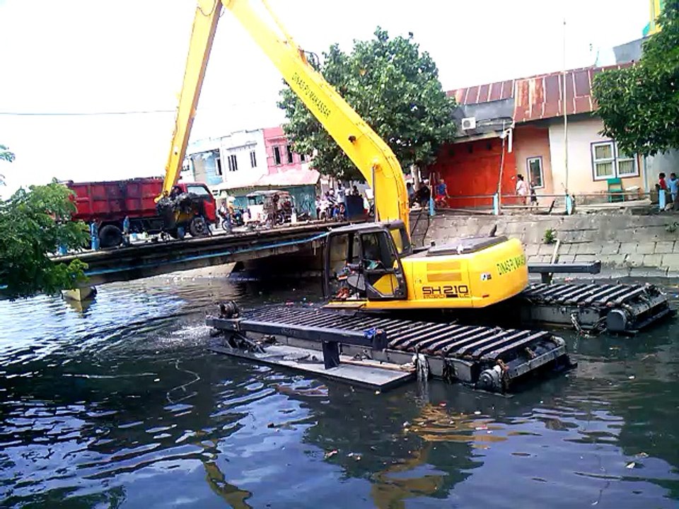 ULTRATREX FLOATING AMPHIBIOUS   EXCAVATOR SWAMP BACKHOE di MAKASSAR SULAWESI  (part 2)