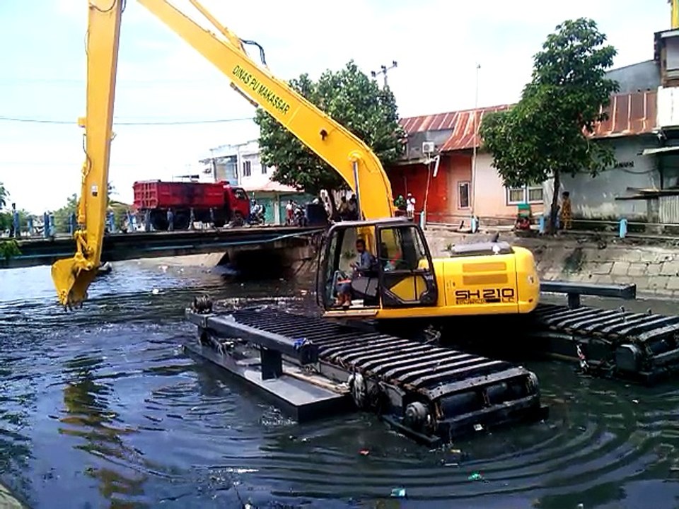 ULTRATREX FLOATING AMPHIBIOUS   EXCAVATOR SWAMP BACKHOE di MAKASSAR SULAWESI  (part 3)