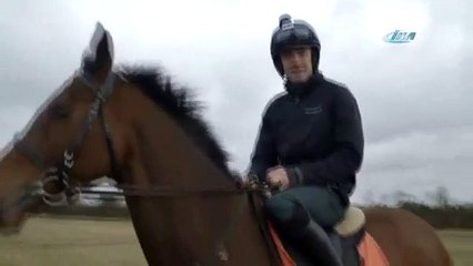 At arabanın üzerinden atladı !