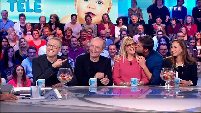 Arthur embrasse Laurent Ruquier dans Les enfants de la télé