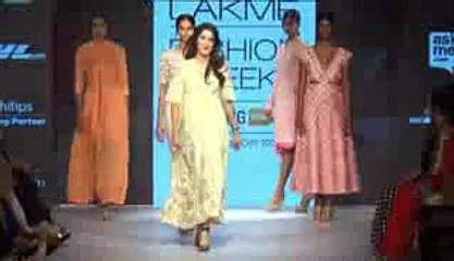 SAGARIKA GHATKE ON RAMP @ LAKME FASHION WEEK.3gp