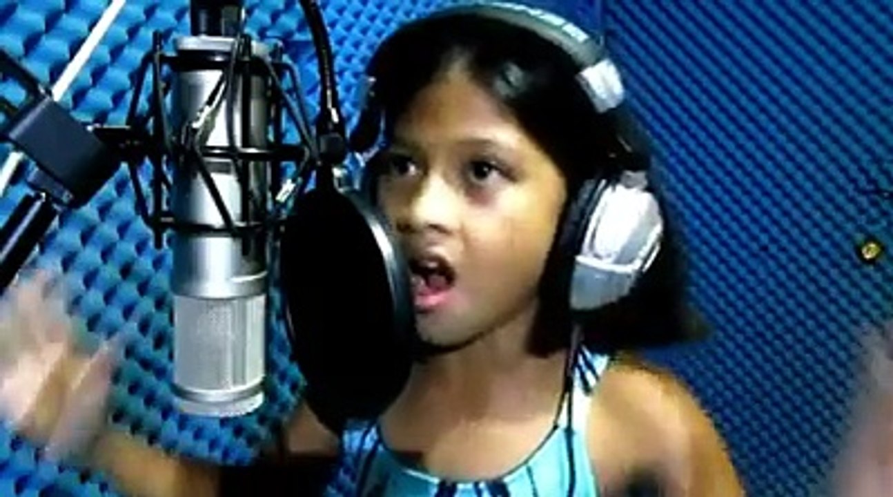Incredible child Girl singing
